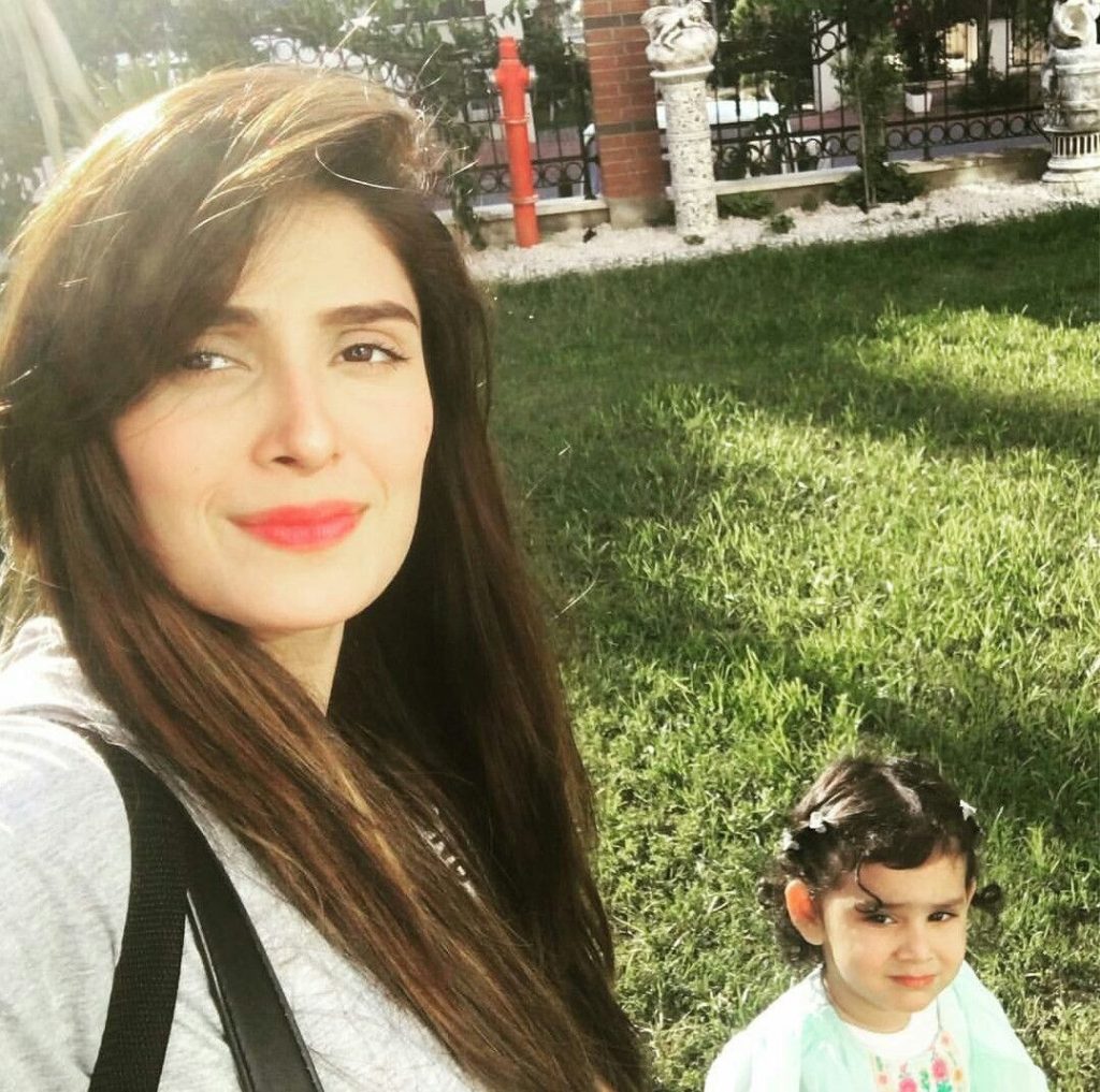 Unique Photo Collection of Ayeza Khan with Daughter