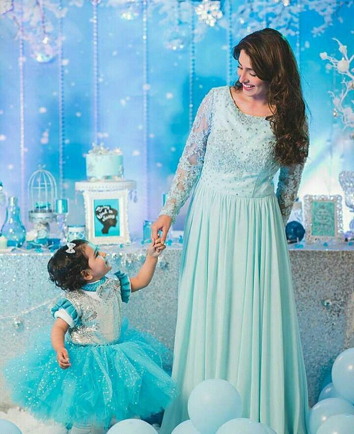 Unique Photo Collection of Ayeza Khan with Daughter