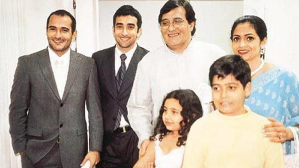 Vinod Khana Son | 10 Charming Pictures