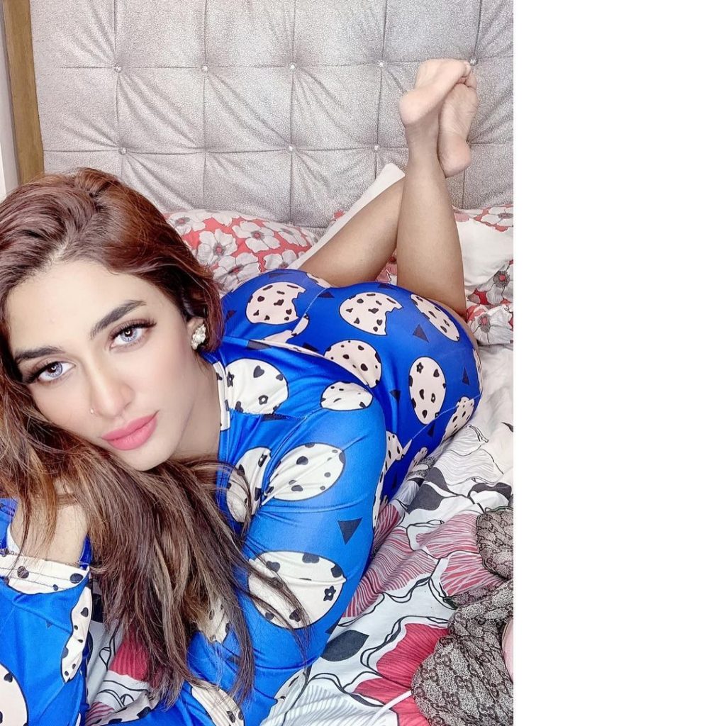 Least Controversial Photos Of Mathira From Her Instagram Account