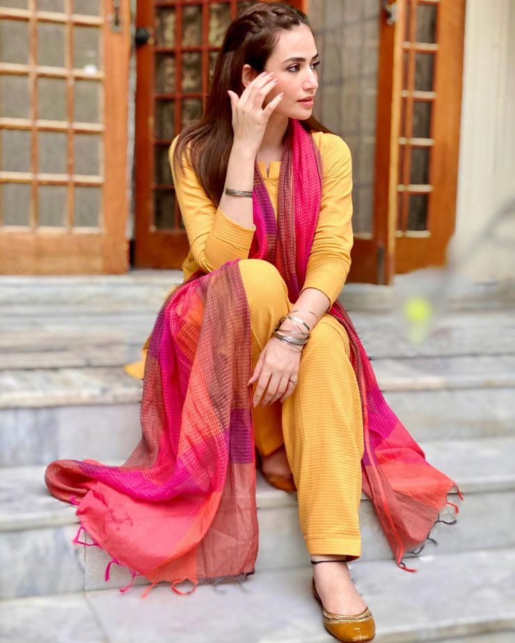 Latest Photos of Sana Javed in Simple Shalwar Kameez | Reviewit.pk