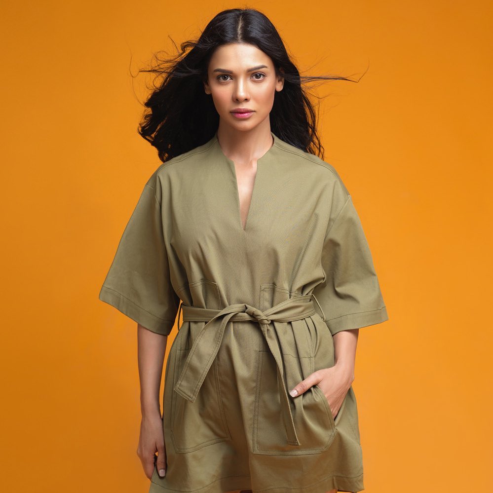 Glowing Pictures of Sara Loren In Casual Attire.