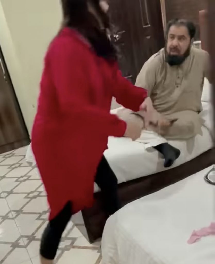 Hareem Shah Slapped Mufti Abdul Qavi