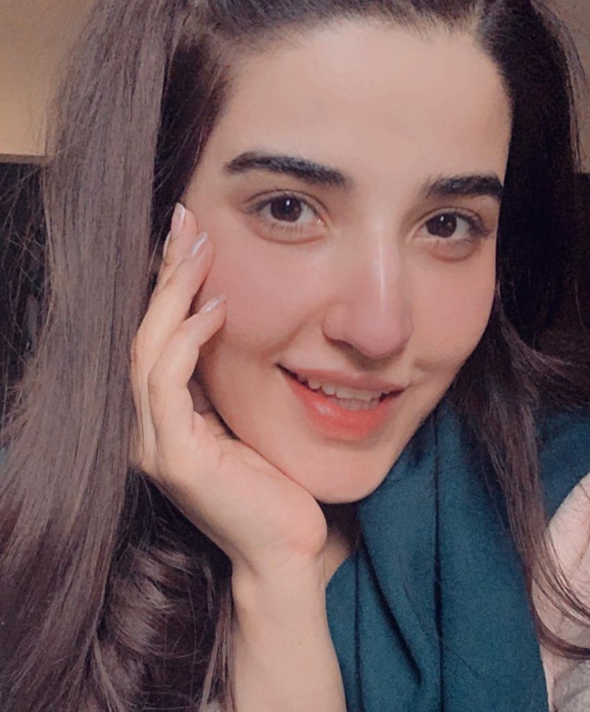 Beautiful Hareem Farooq Poses With Her Pet