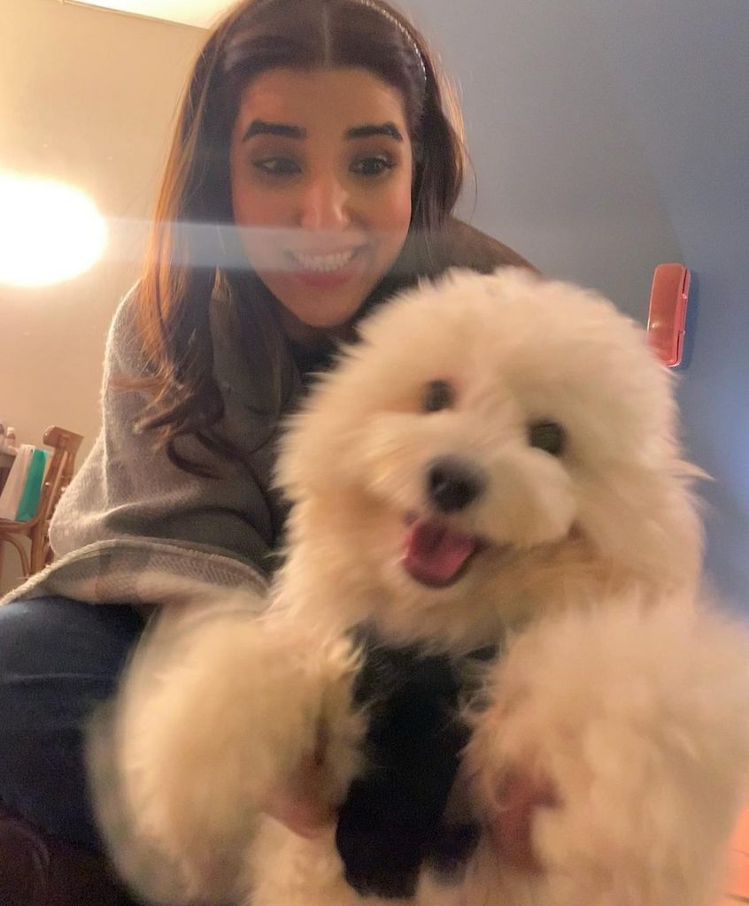 Beautiful Hareem Farooq Poses With Her Pet