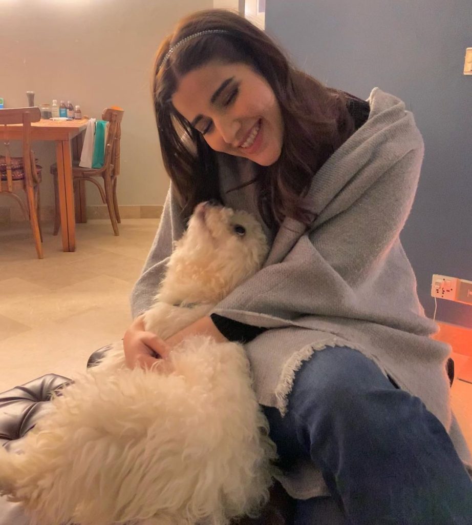 Beautiful Hareem Farooq Poses With Her Pet