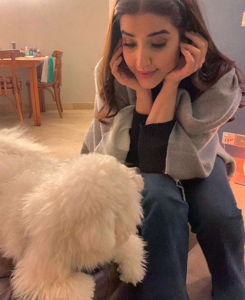 Beautiful Hareem Farooq Poses With Her Pet