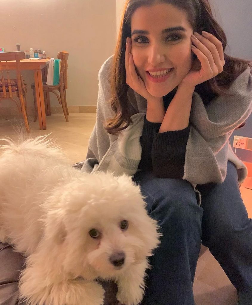 Beautiful Hareem Farooq Poses With Her Pet