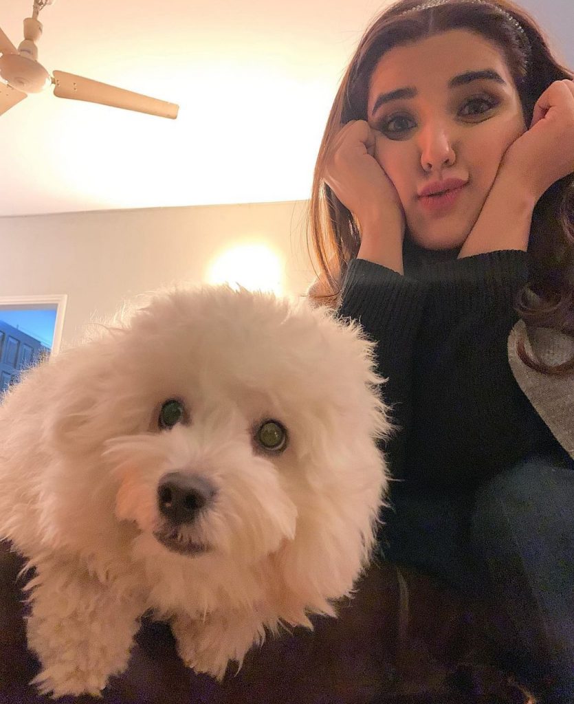 Beautiful Hareem Farooq Poses With Her Pet