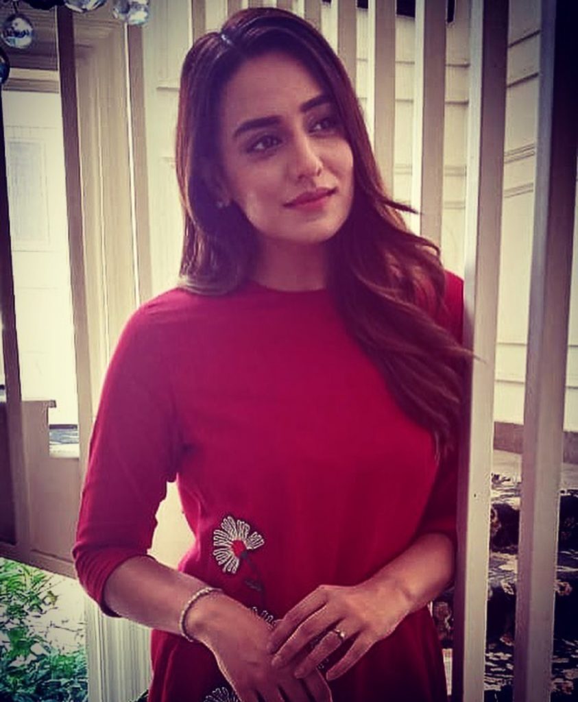 'Log Kiya Kahen Gay' Famed Actress Kinza Razzak Beautiful Pictures