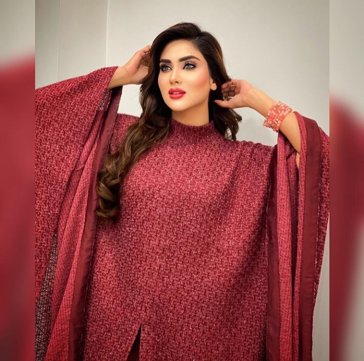 Fiza Ali Looks Chic In Long Turtle Neck Outfit