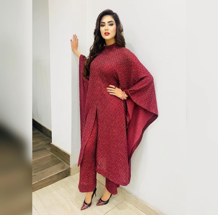 Fiza Ali Looks Chic In Long Turtle Neck Outfit