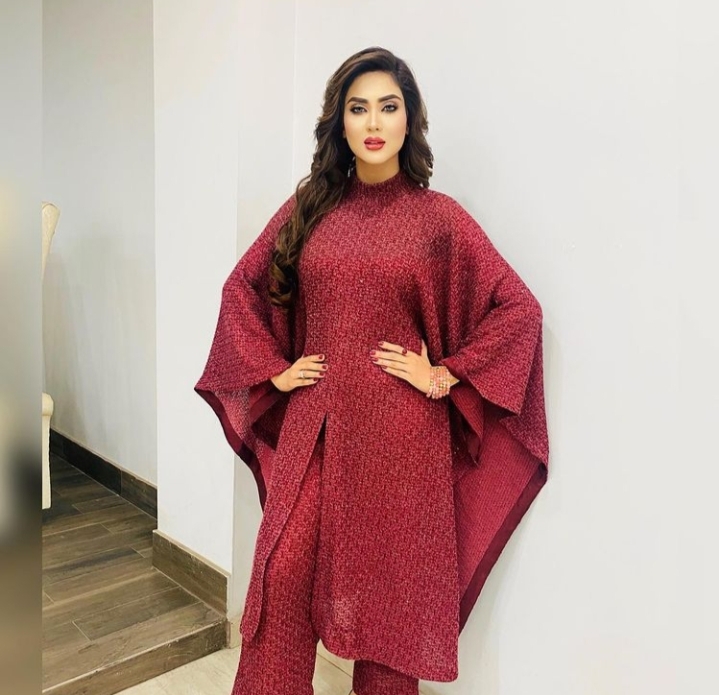 Fiza Ali Looks Chic In Long Turtle Neck Outfit