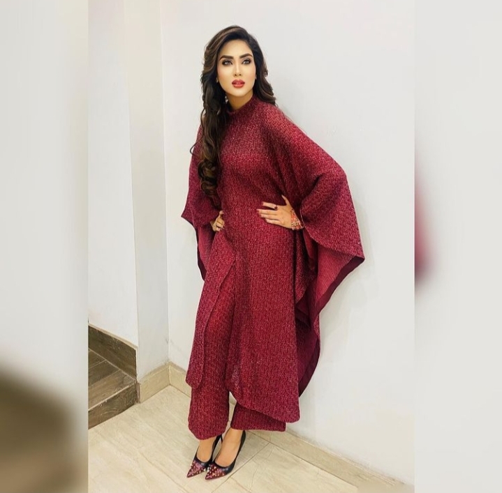 Fiza Ali Looks Chic In Long Turtle Neck Outfit