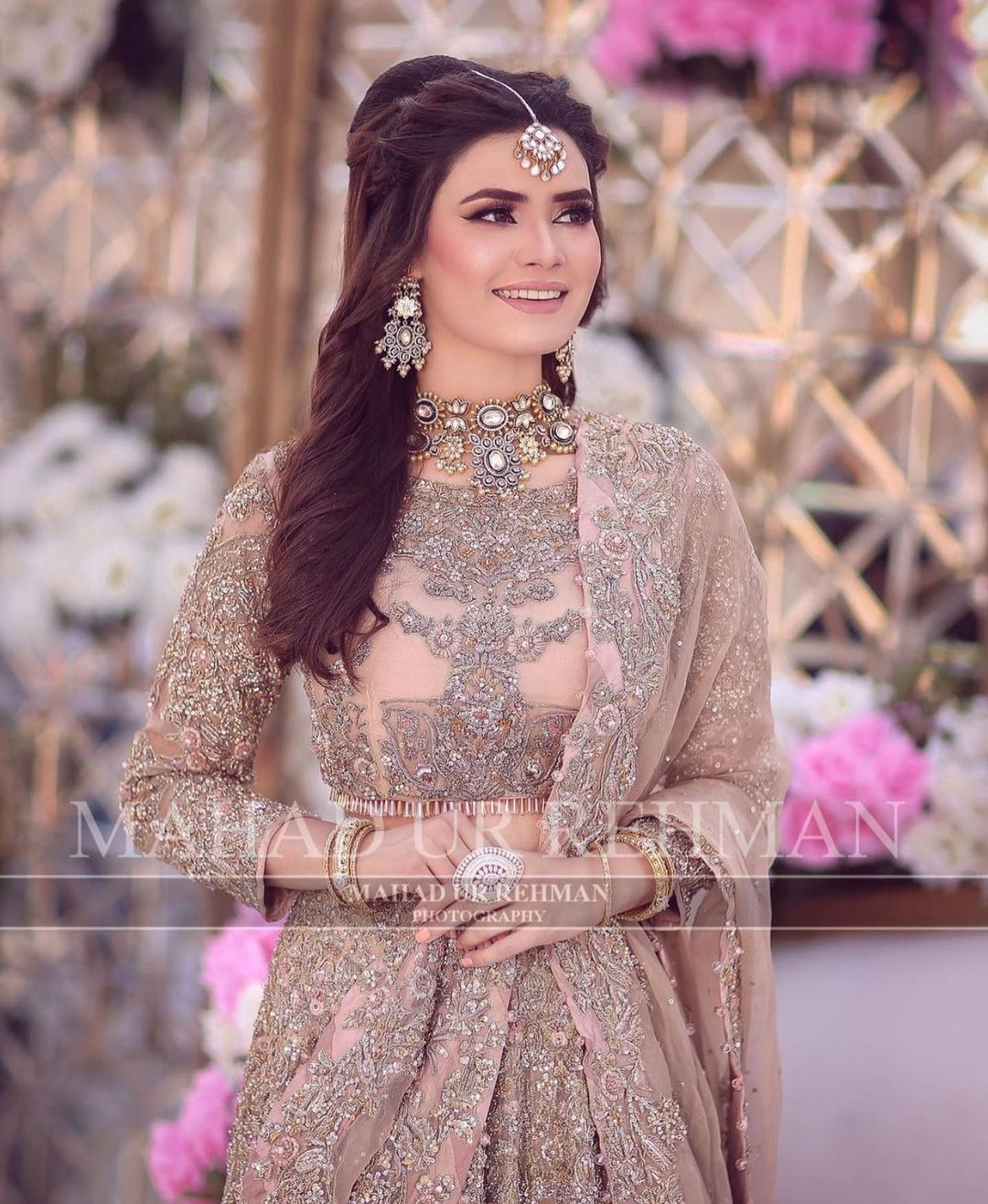Kiran Haq Looks Stunning In Bridal Photoshoot | Reviewit.pk