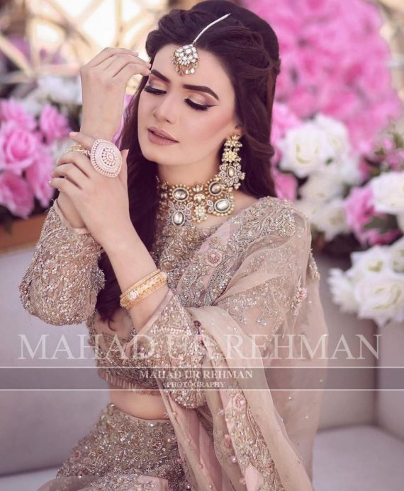 Kiran Haq Looks Stunning In Bridal Photoshoot | Reviewit.pk