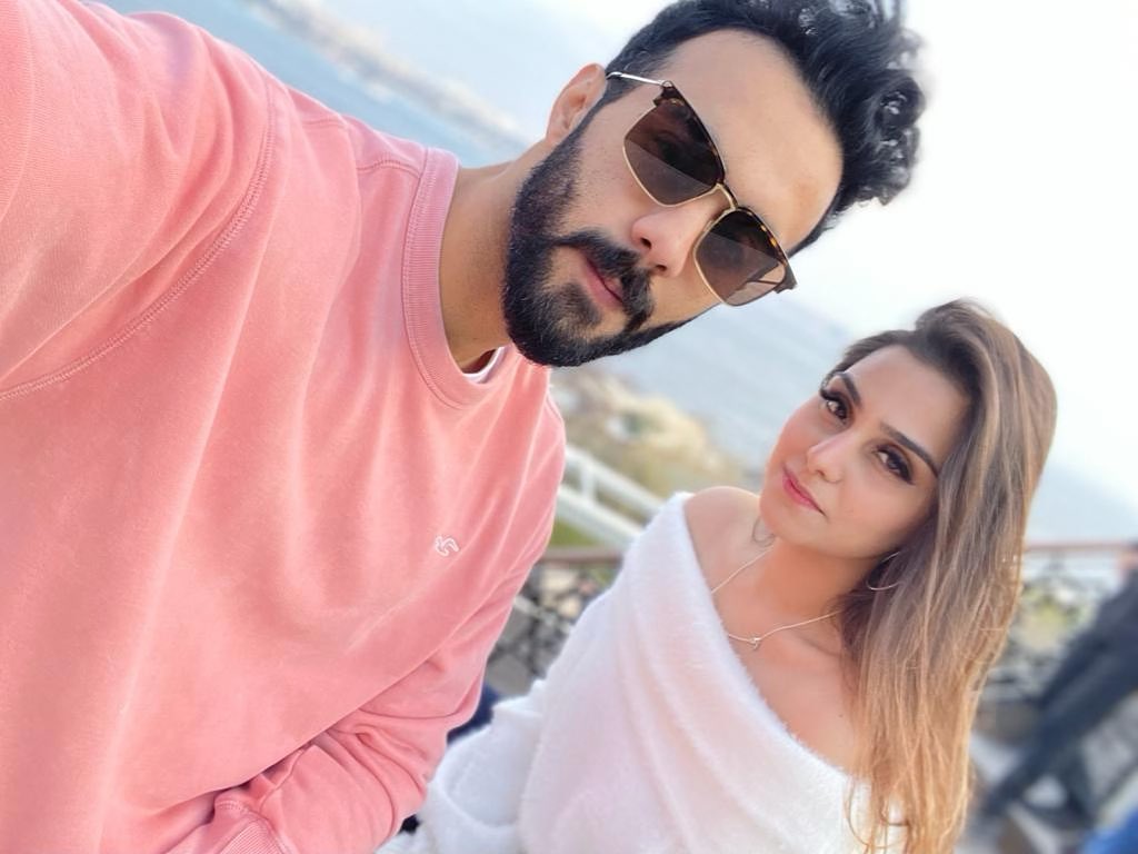 Aima Baig Sister Komal Baig Honeymoon Pictures