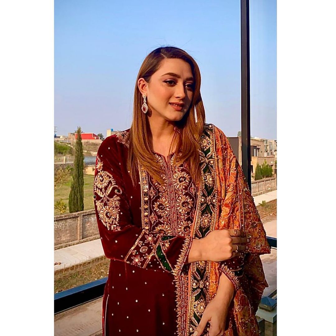 Latest Pictures of Beautiful Actress Momina Iqbal