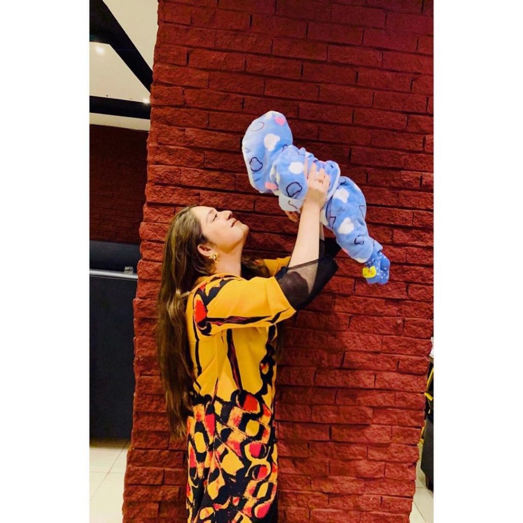 Arisha Razi Khan Shares Some Adorable Pictures With Her Niece