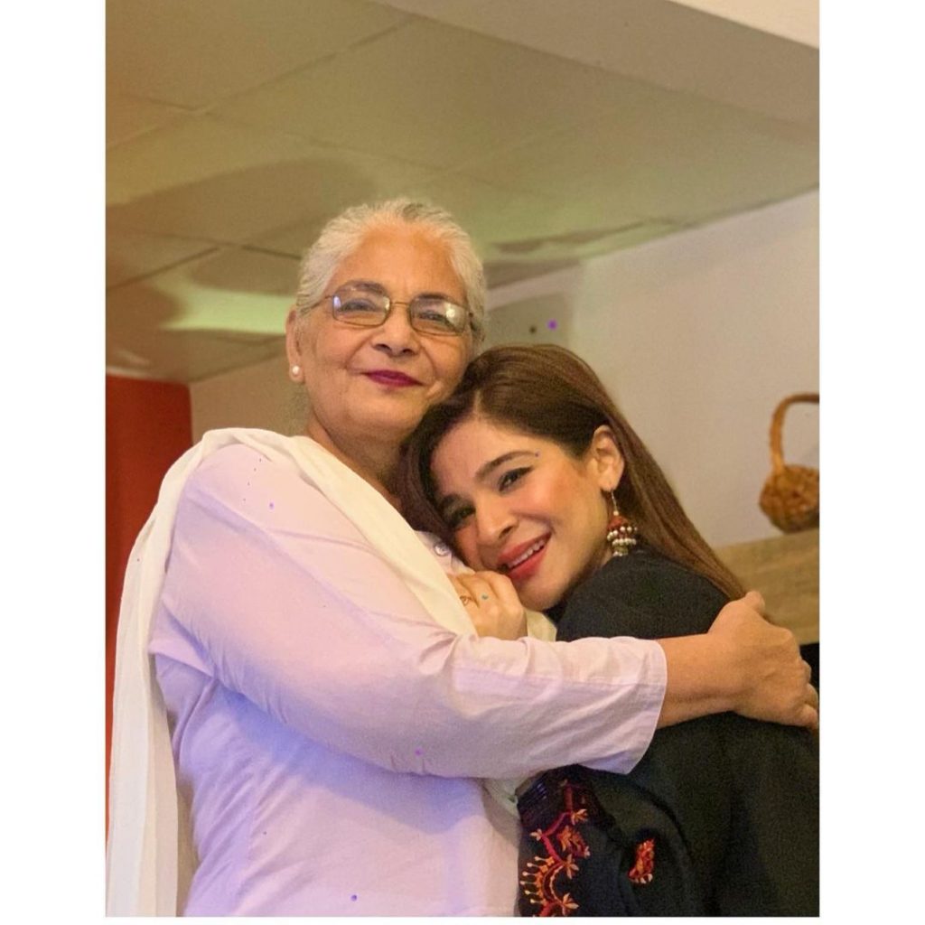 Ayesha Omer Flies To Lahore To Surprise Her Mother