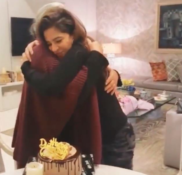 Ayesha Omer Flies To Lahore To Surprise Her Mother