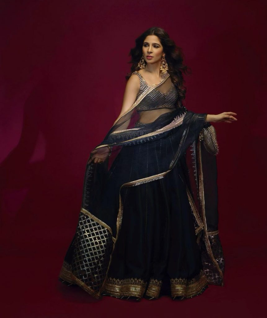 Ayesha Omar Sizzles In Black Lehnga Choli