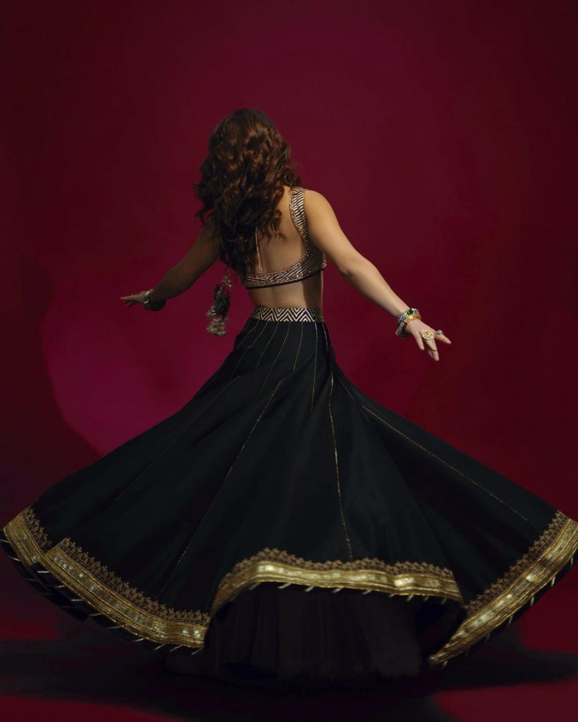 Ayesha Omar Sizzles In Black Lehnga Choli