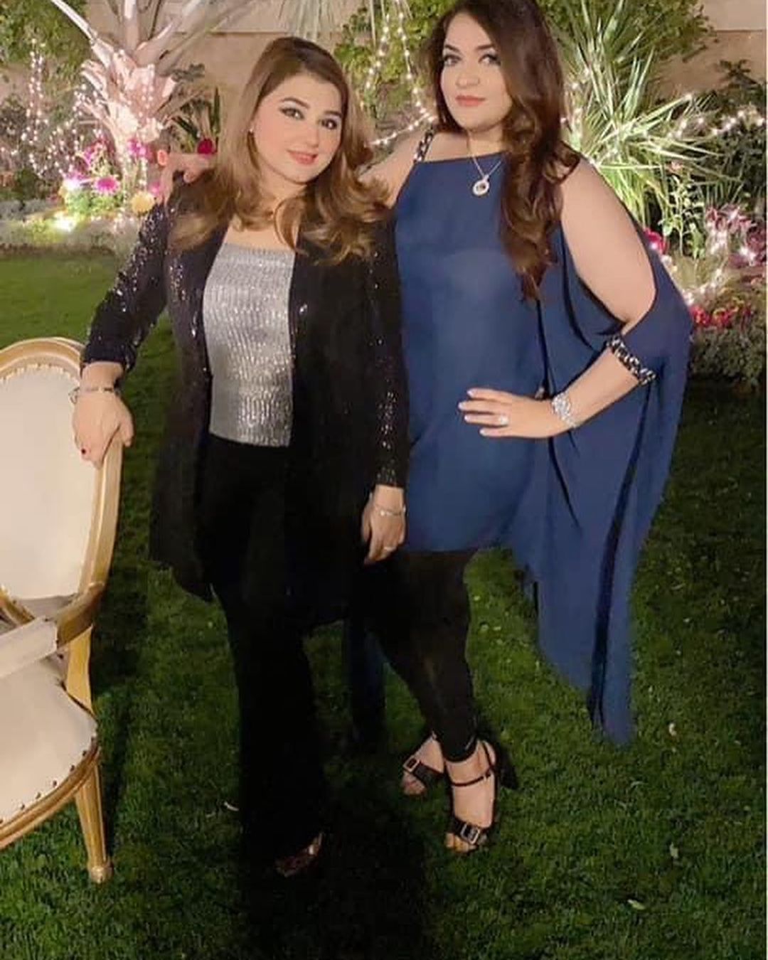 Latest Clicks of javeria Saud with her Friends