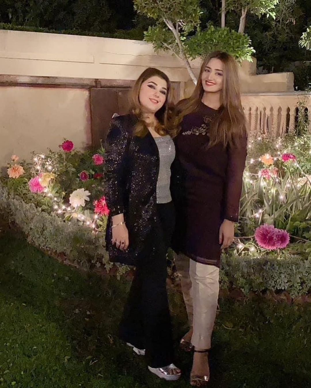 Latest Clicks of javeria Saud with her Friends