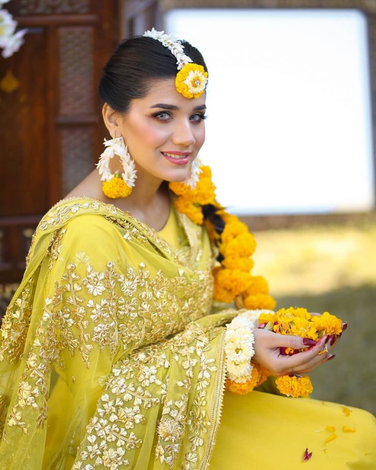 Kiran Ashfaq Shines Bright In Gorgeous Mehndi Ensemble | Reviewit.pk