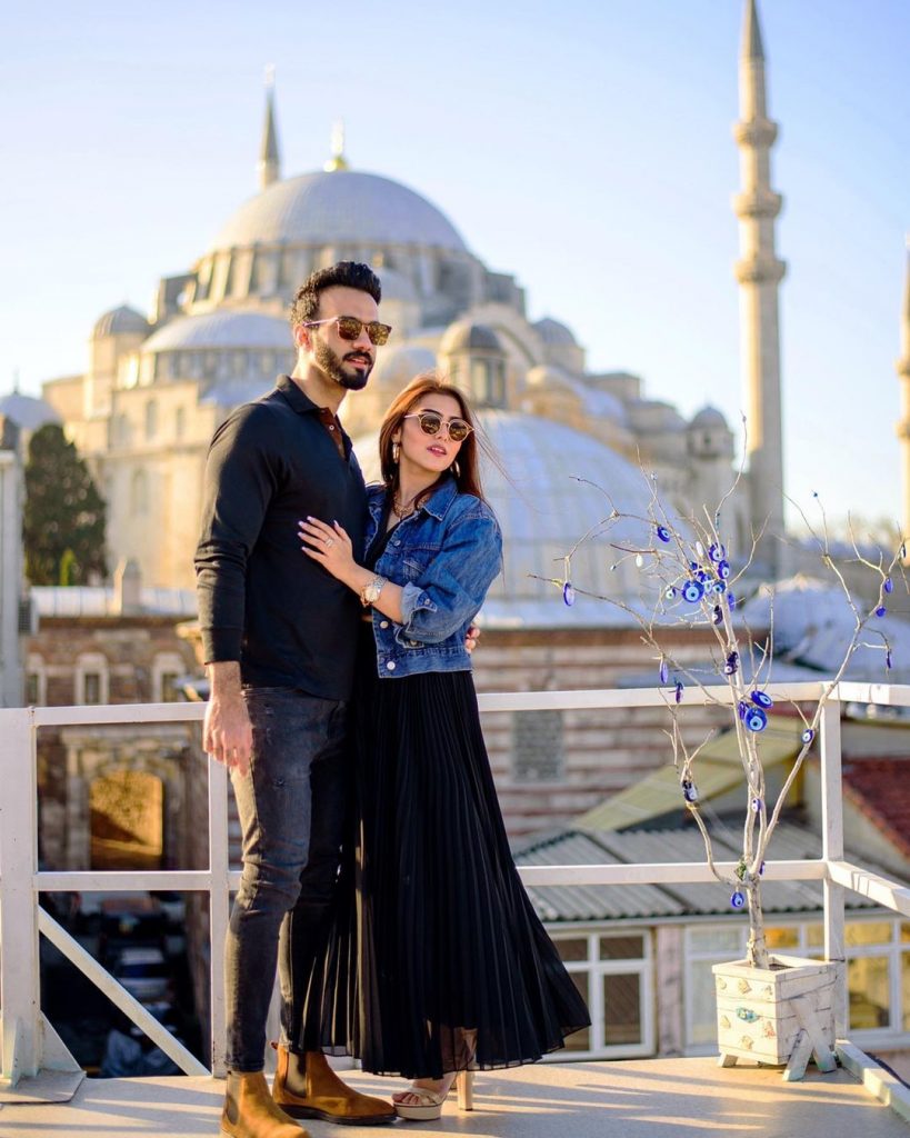 Aima Baig's Sister Komal Serve Major Couple Goals In Latest Pictures