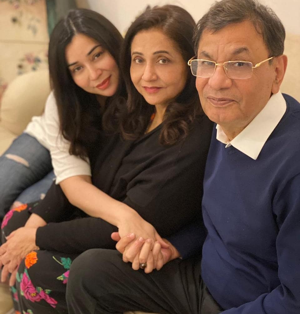 Beautiful Family Pictures Of Komal Rizvi