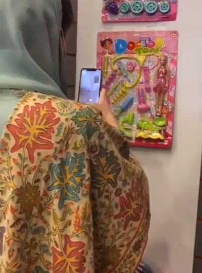 Maryam Nawaz Spotted Toy Shopping For Her Granddaughter At A Local Store