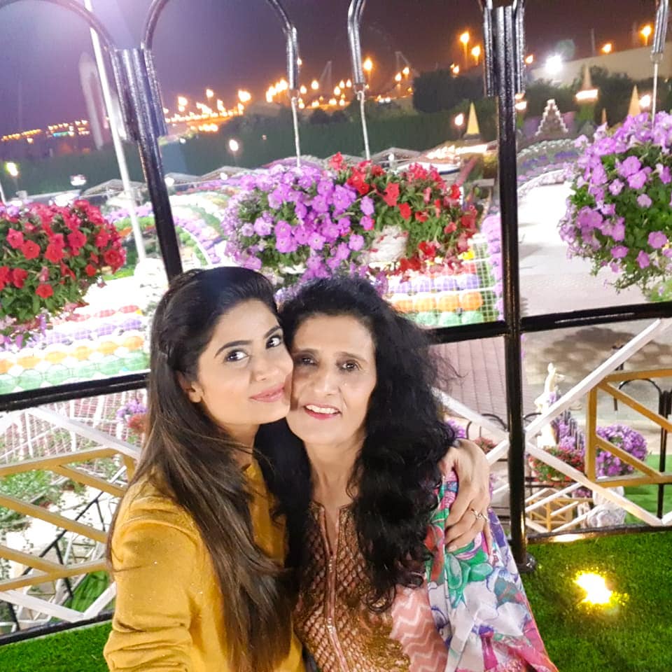 Unseen Photos of Madiha Iftikhar With Her Immediate Family