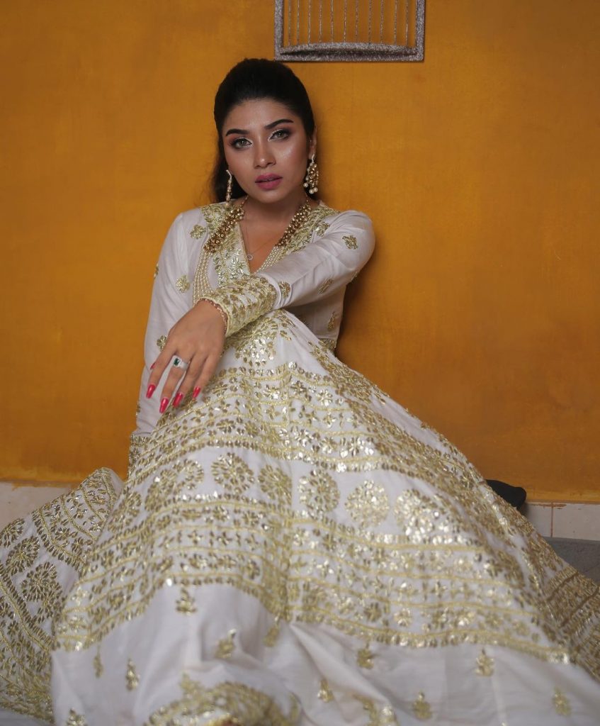 Mahi Baloch Sizzles In Her Latest Bridal Shoot