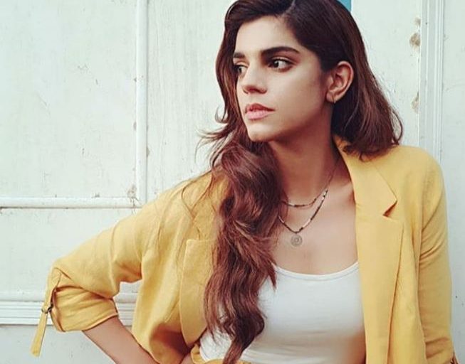 Sanam Saeed Asks a Question From Fans