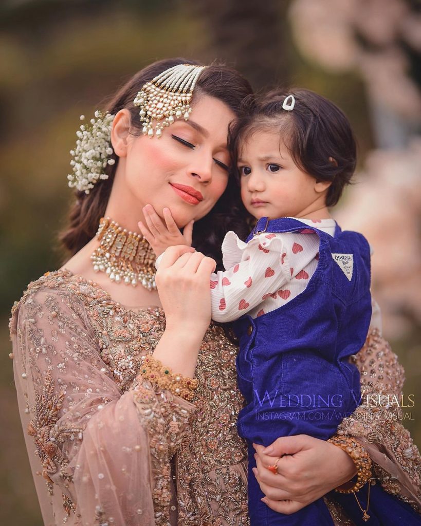 Adorable Pictures Of Sidra Batool With Her Daughter