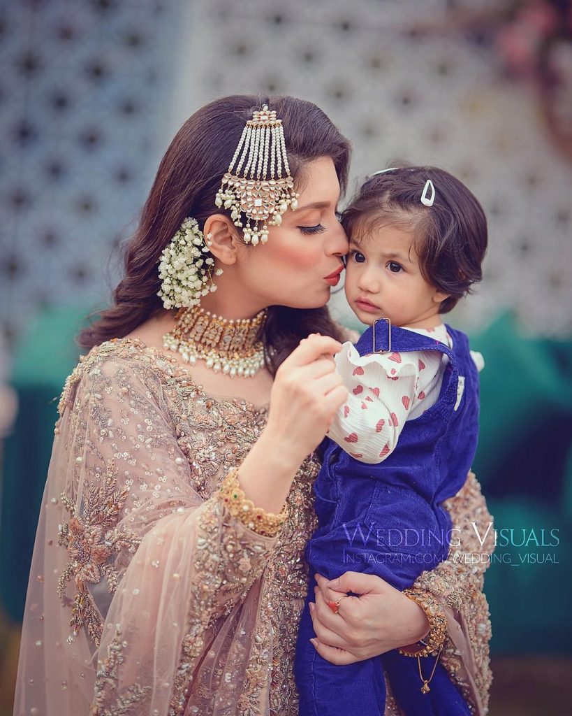 Adorable Pictures Of Sidra Batool With Her Daughter