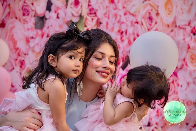 Adorable Pictures Of Sidra Batool With Her Daughter