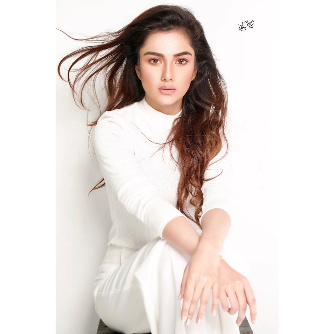 Tuba Aamir Stuns In Her New Glamorous Shoot Reviewit.pk
