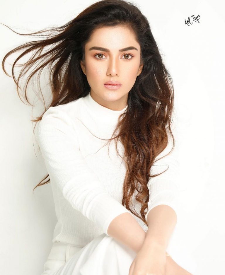 Syeda Tuba Aamir Looks DropDead In Traditional Bridal Attires