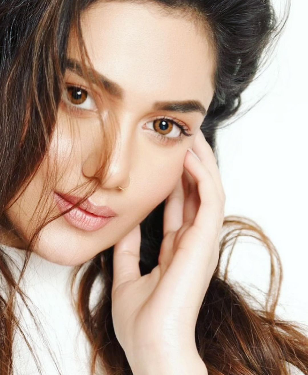 Tuba Aamir Stuns In Her New Glamorous Shoot Reviewit.pk