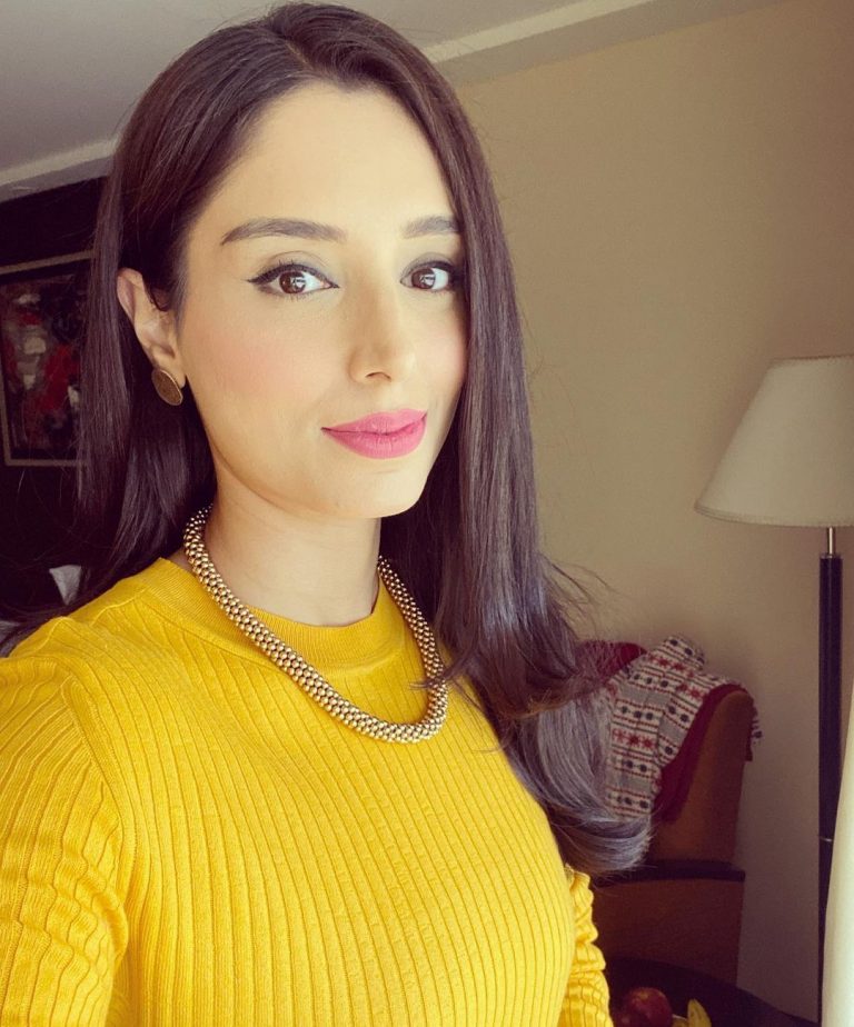 The Prettiest Photos of Zainab Abbas | Reviewit.pk