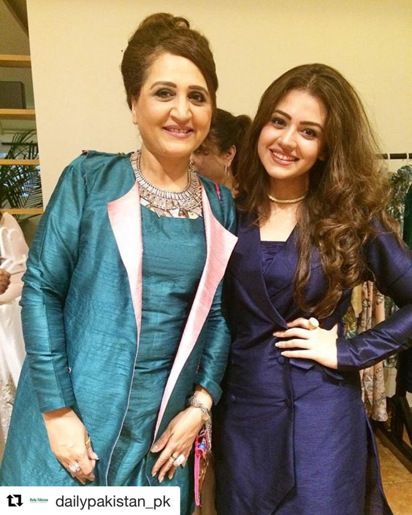 20 Pictures of Zara Noor Abbas With Mother