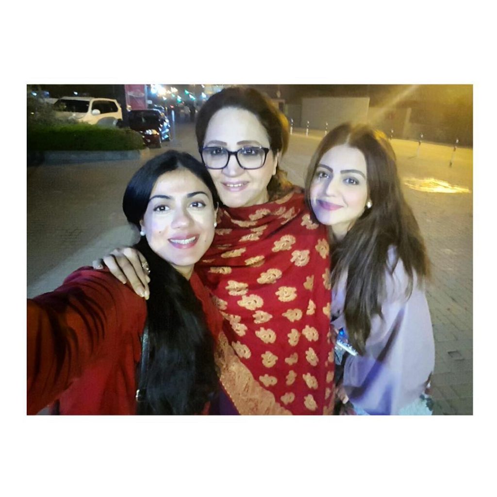 20 Pictures of Zara Noor Abbas With Mother