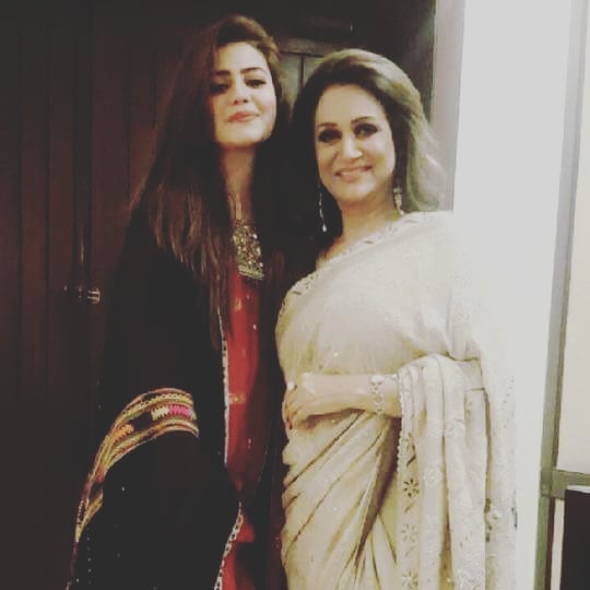 20 Pictures of Zara Noor Abbas With Mother