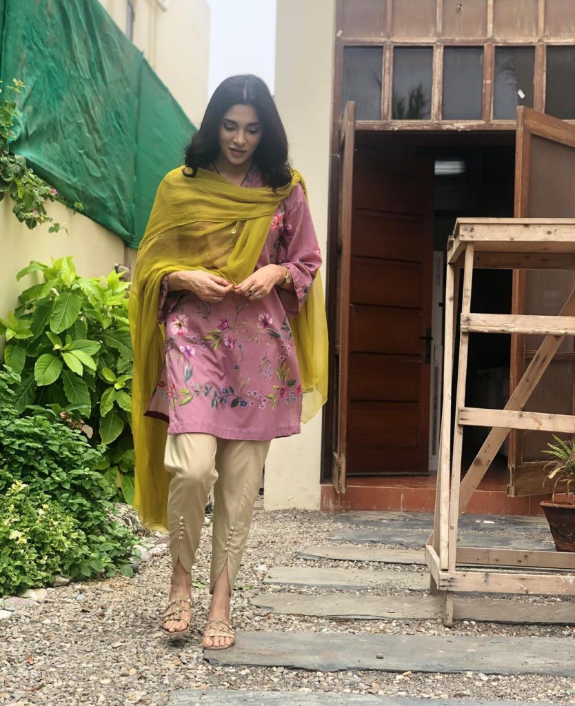 20 Pictures of Zhalay Sarhadi in Eastern Clothing