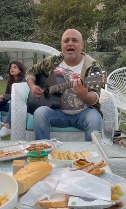 Adnan Siddiqui Shared Video Of Ali Azmat Singing Na Re Na