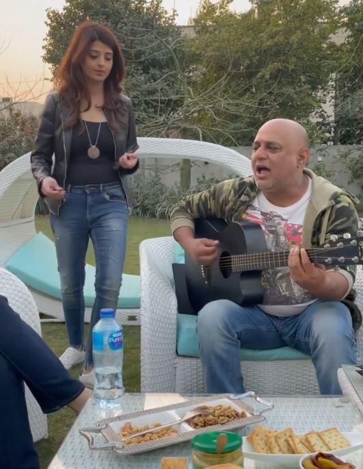 Adnan Siddiqui Shared Video Of Ali Azmat Singing Na Re Na