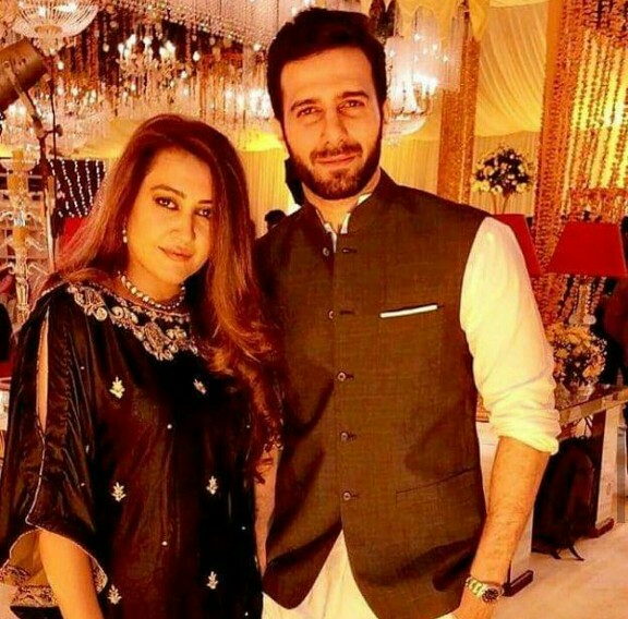 Emmad Irfani Adorable Pictures With His Wife